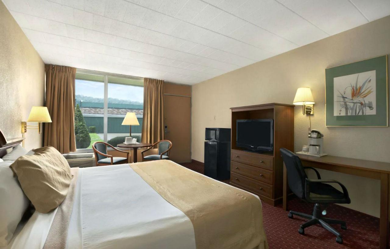 Days By Wyndham Conference Center Butler